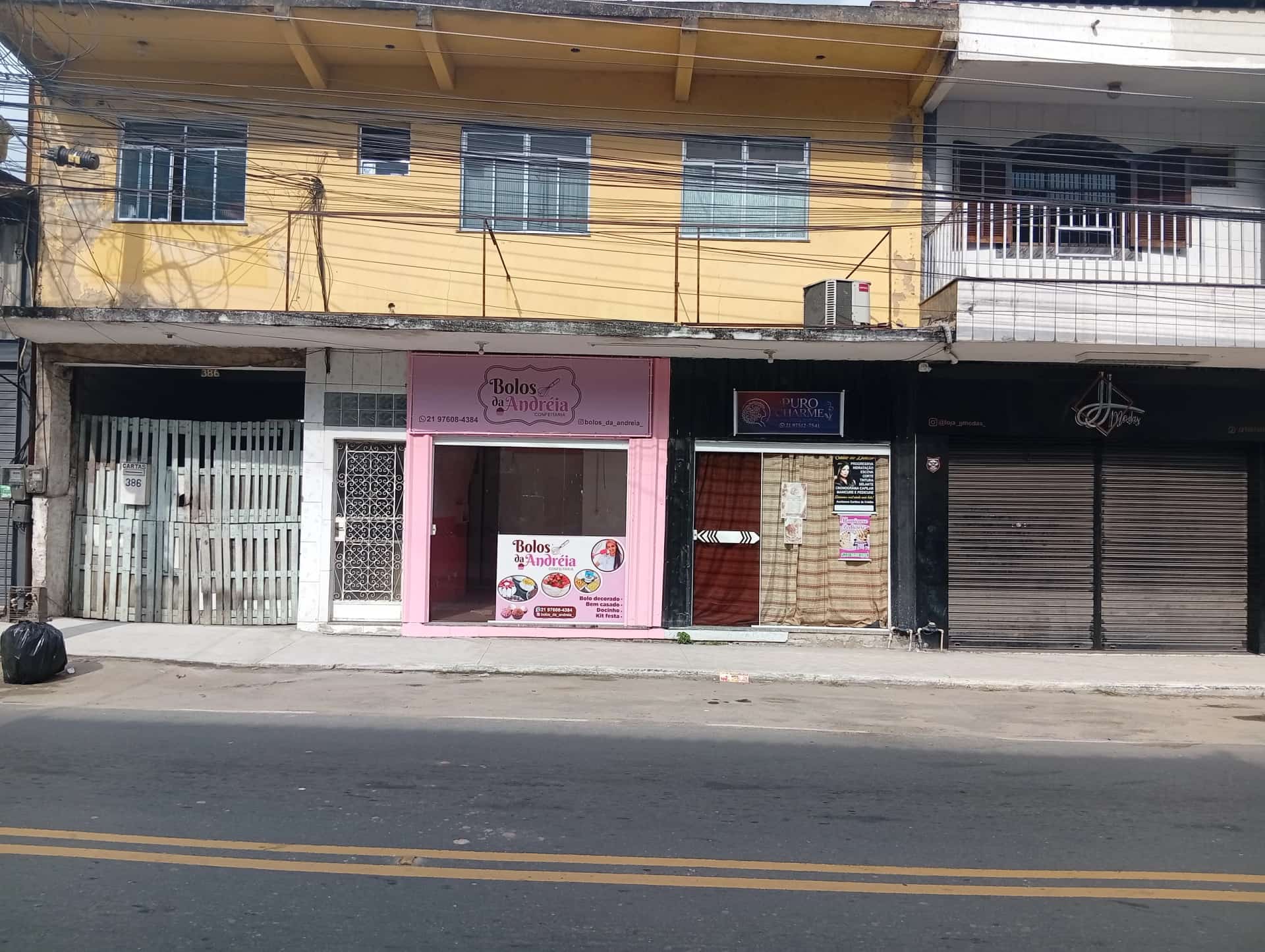 Duas lojas com um apartamento no centro de Parada Modelo, Guapimirim 