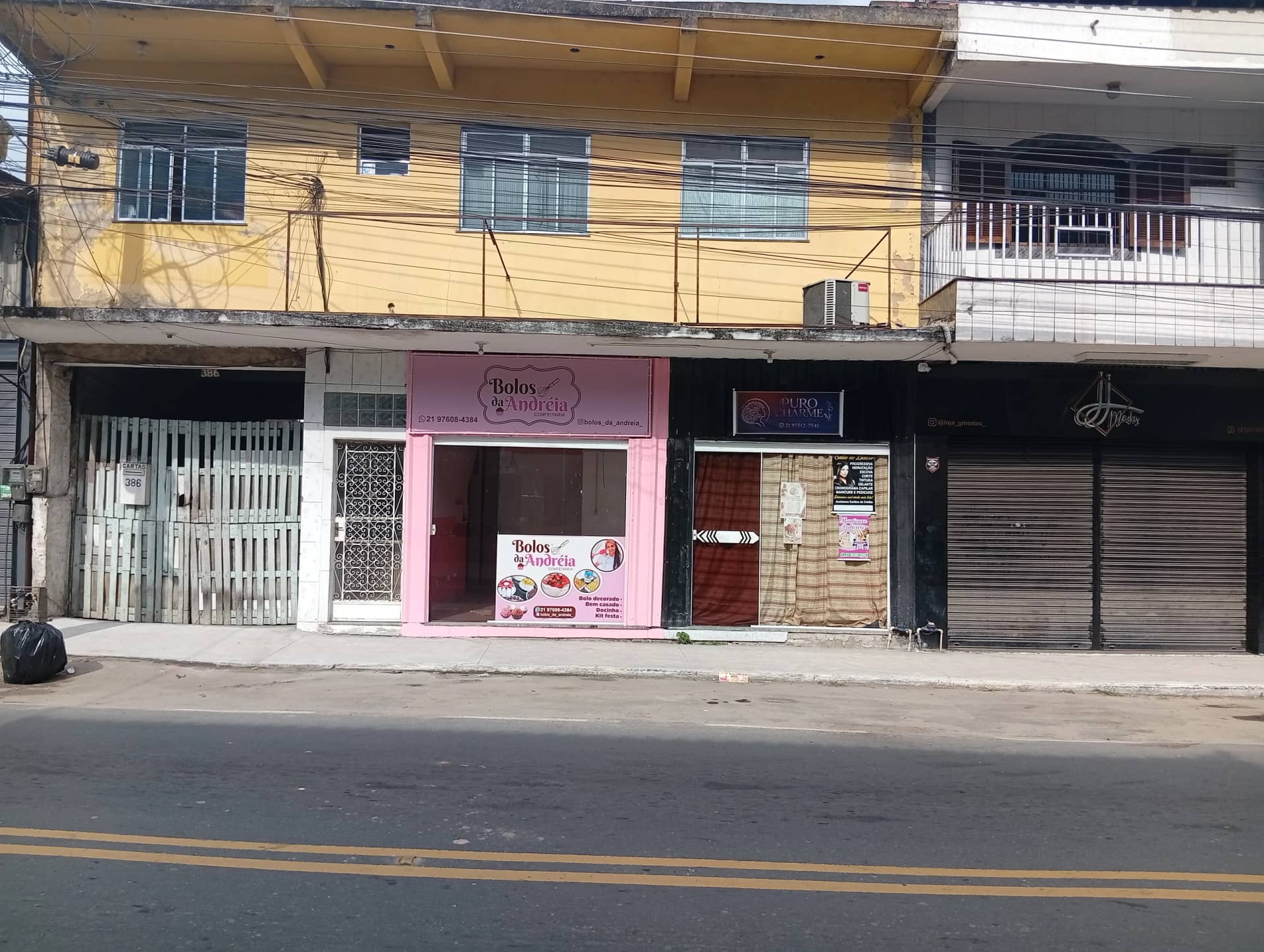 Duas lojas com um apartamento no centro de Parada Modelo, Guapimirim 